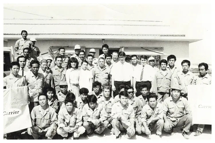 1972年 先代と社員の集合写真